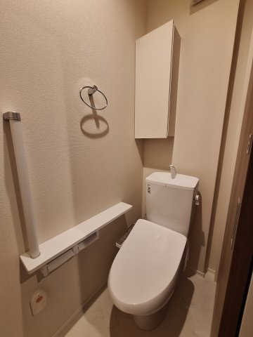 (シニア限定)Calme　westのトイレ|手すり付きでつまづき防止/温水洗浄便座付き