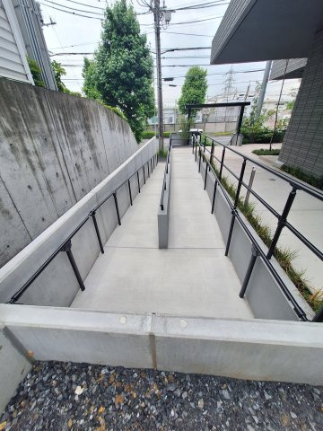 (シニア限定)Calme　westのその他共用部分|スロープもあってカートもらくらく
