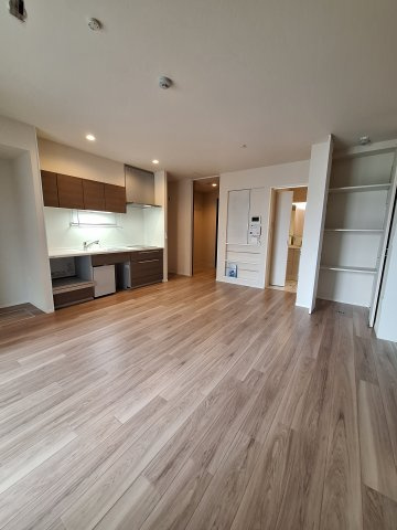 (シニア限定)Calme　westの居間・リビング|柱の少ない四隅をしっかり使えるお部屋です