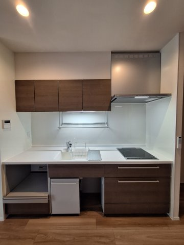 (シニア限定)Calme　westのキッチン|座りながら作業ができるキッチンです。IHで火災予防に配慮