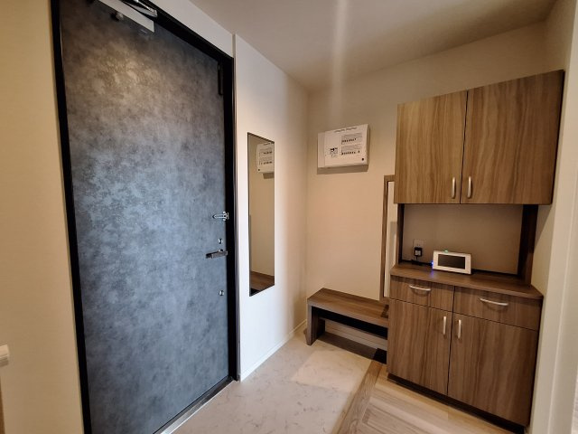 (シニア限定)Calme　westの玄関|手すりと椅子で立ち座りを補助/靴の履き替え時の転倒防止