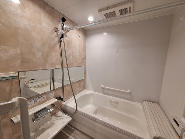 (シニア限定)Calme　westの浴室|栓を閉めればボタン一つでオートバス