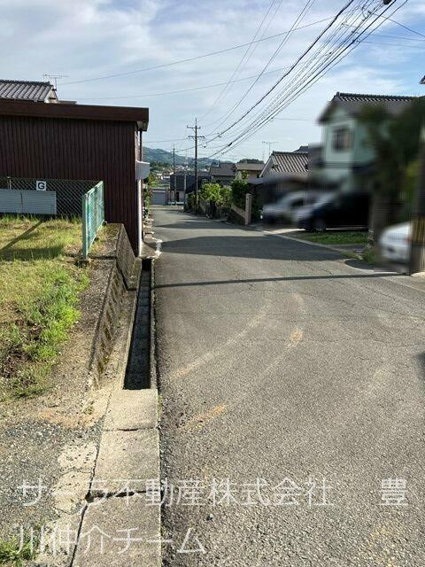 売地　新城市豊栄字大洞山1番240の前面道路含む現地写真|現地写真（前面道路含む）西側約6ｍの公道に約12.1ｍ接する