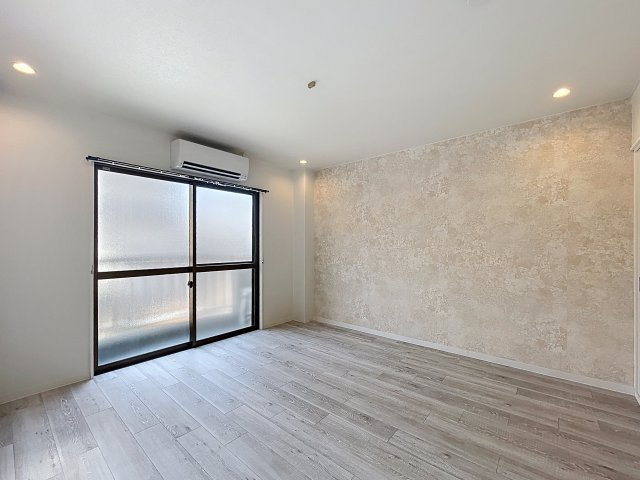 グレース都島の居間・リビング|淡い色のアクセントクロスがお部屋に柔らかい印象を与えます。