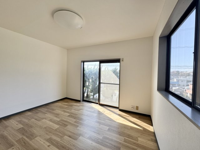 ハイツえんじ7の洋室|洋室は明るく陽射しが差し込みます