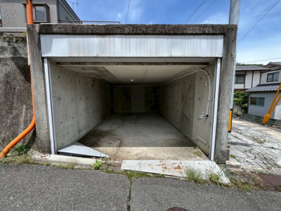 【駐車場】 | 安芸郡熊野町平谷一丁目　戸建 | 堀込車庫