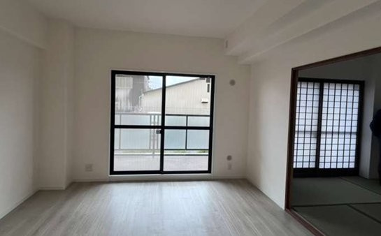 グランドメゾン四條畷の居間・リビング|LDK10.0帖
■物件内覧・資金計画相談・住宅ローン相談、リフォーム相談、お問合せ受付中■
※当日・翌日のご内覧、ご相談はお電話でのお問合せがスムーズです！