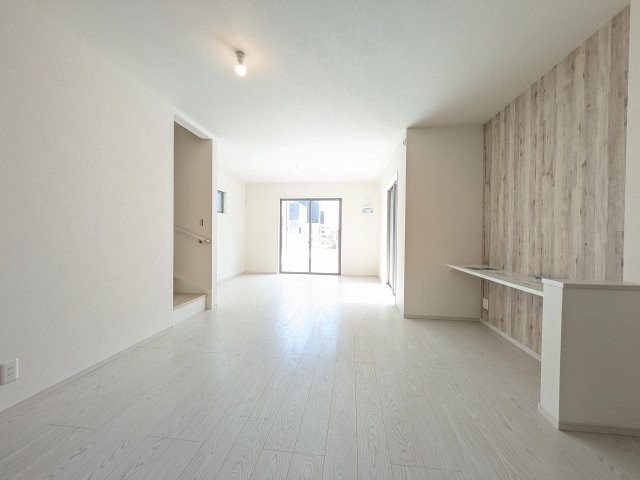 八王子市　館町　新築一戸建て　４期の居間・リビング|～20.2帖の明るいLDKで、家族団欒の時間をお過ごしいただけます～