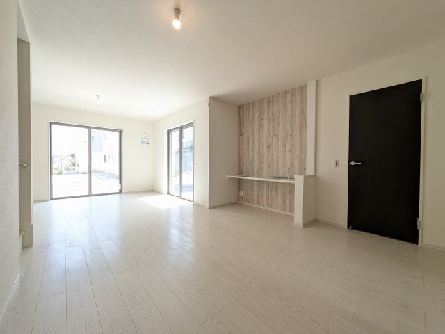 八王子市　館町　新築一戸建て　４期の居間・リビング|～20.2帖の明るいLDKで、家族団欒の時間をお過ごしいただけます～