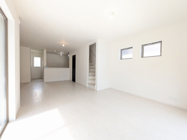 八王子市　館町　新築一戸建て　４期の居間・リビング|～20.2帖の明るいLDKで、家族団欒の時間をお過ごしいただけます～