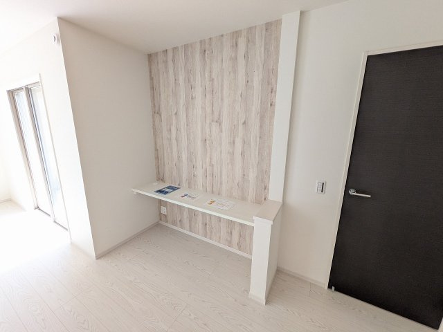 八王子市　館町　新築一戸建て　４期の内装|～リビングには、リモートワークやお子様のスタディスペースに大活躍のカウンター付き～