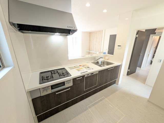 八王子市　館町　新築一戸建て　４期のキッチン|～３口コンロと広い調理台でお料理が捗ります～