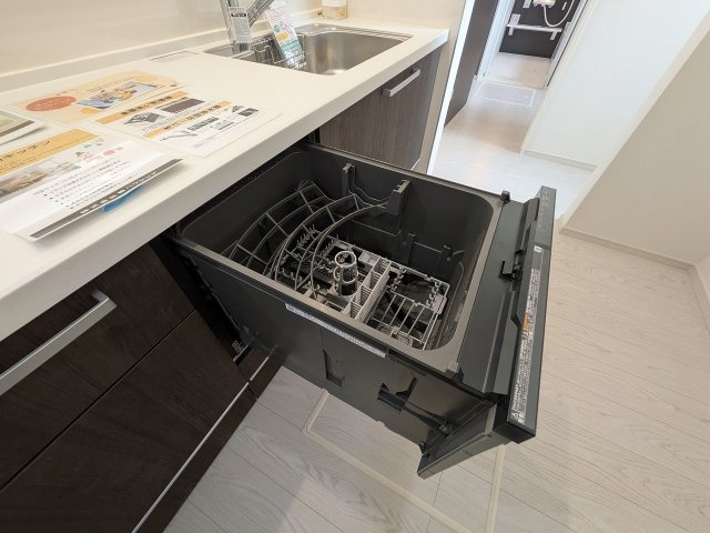 八王子市　館町　新築一戸建て　４期のキッチン|～食洗機付き　食事後の食器洗いはお任せ、家族でゆっくりとくつろげます～