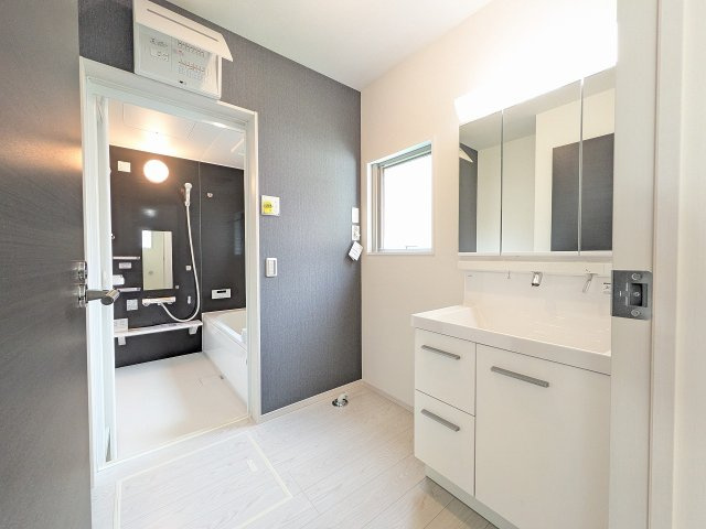 八王子市　館町　新築一戸建て　４期の脱衣所|～窓付きで明るい洗面所　換気もしやすいです～