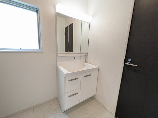 八王子市　館町　新築一戸建て　４期の独立洗面台|～３面鏡付きの独立洗面台　細々している物をスッキリ収納出来ます～