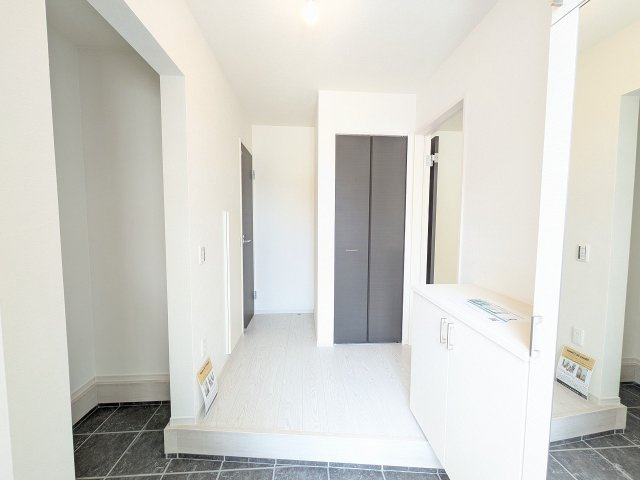 八王子市　館町　新築一戸建て　４期の玄関|～シューズインクローク付き　物が溢れがちな玄関をスッキリとした状態に保てます～