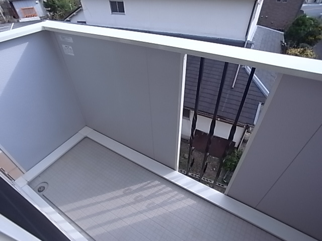 神戸市須磨区多井畑字筋替道のアパートのバルコニー