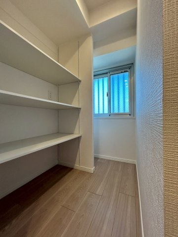 労住まきのハイツ一号棟のキッチン|可動棚付きのキッチンスペースです。