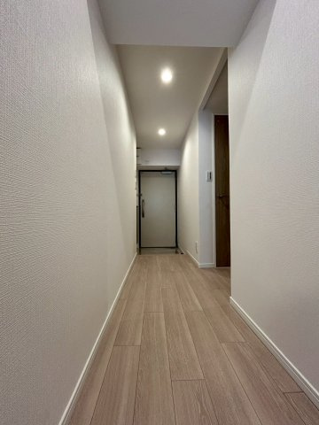 労住まきのハイツ一号棟の玄関|廊下部分は広々としております。