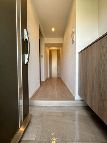 労住まきのハイツ一号棟の玄関|シューズボックス付きです。