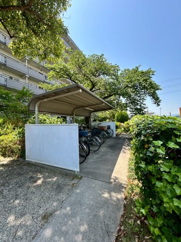 労住まきのハイツ一号棟のその他共用部分|屋根付きの駐輪スペースで雨の日も濡れず安心です。