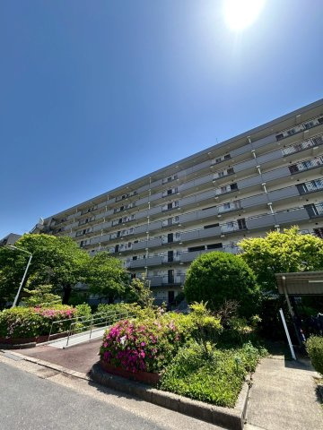 労住まきのハイツ一号棟の外観|京阪本線「牧野」駅まで徒歩約8分です。