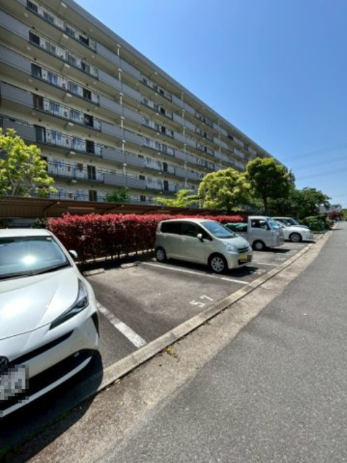 労住まきのハイツ一号棟の駐車場|広々駐車スペースです。