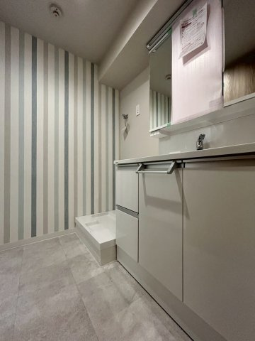 労住まきのハイツ一号棟の独立洗面台|三面鏡付きの洗面台です。