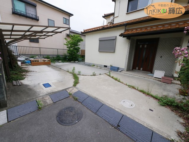 加古川市平岡町新在家　中古戸建の駐車場