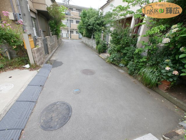 加古川市平岡町新在家　中古戸建の前面道路含む現地写真