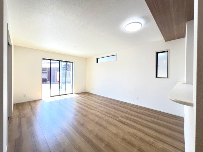 高浜市屋敷町2期　全4棟　2号棟の居間・リビング