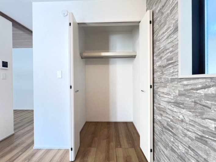 高浜市屋敷町2期　全4棟　2号棟の収納|１階洋室収納