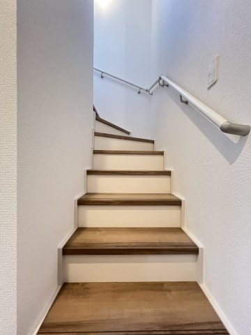 高浜市屋敷町2期　全4棟　2号棟の内装|階段
