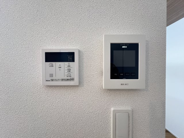 高浜市屋敷町2期　全4棟　2号棟の防犯設備|TVモニターホンと追い炊き機能付き給湯パネルです