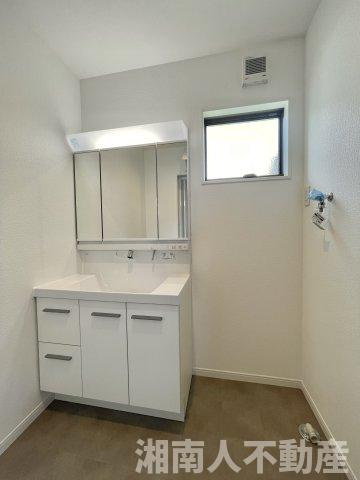 藤沢市亀井野４丁目１７－２３新築戸建の独立洗面台|独立洗面台、小物を置くことができて便利です