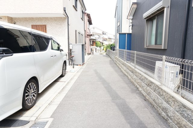 売土地　大東市大東町（建築条件無し更地）の前面道路含む現地写真