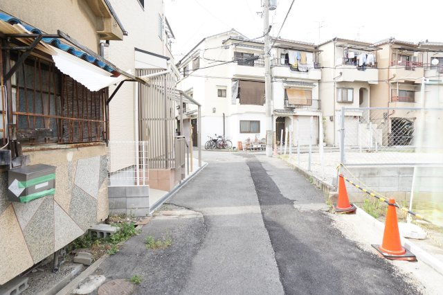 売土地　大東市大東町（建築条件無し更地）の前面道路含む現地写真