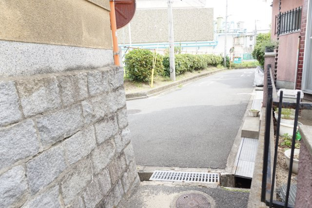 売土地　大東市大東町（建築条件無し更地）の前面道路含む現地写真