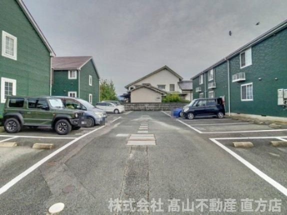 グラン・ソレイユＢの駐車場