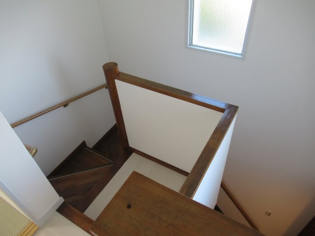 タウンハウス岩岡３ＬＤＫの内装|明るい室内です