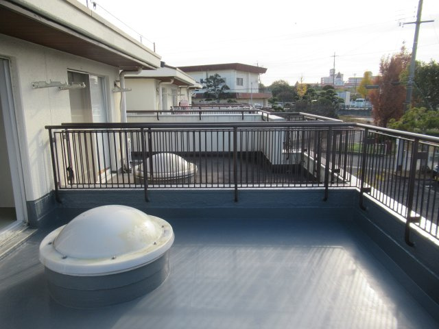 タウンハウス岩岡３ＬＤＫのバルコニー|バルコニーからの眺めを楽しみながら食事をしませんか