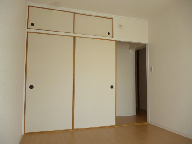 タウンハウス岩岡３ＬＤＫの洋室|明るい洋室です