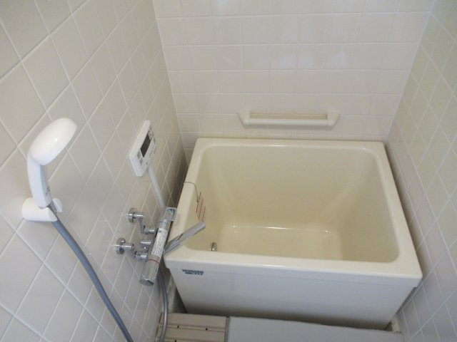 タウンハウス岩岡３ＬＤＫの浴室|日々の暮らしに欠かせないお風呂です