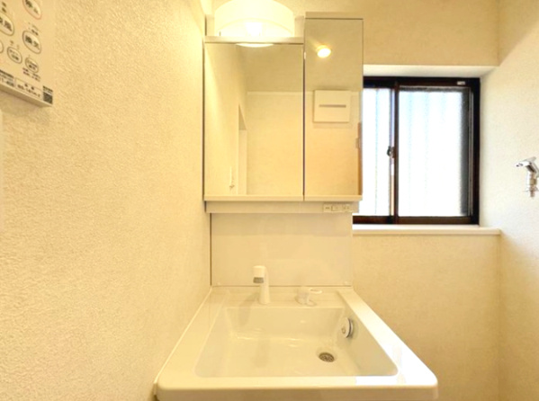 明石市大久保町大窪の洗面所|清潔感のある、シャワー付き洗面化粧台。