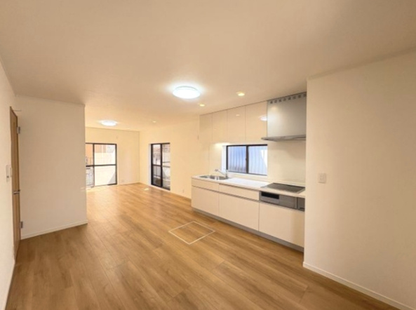 明石市大久保町大窪の居間・リビング|壁付キッチンなのでリビングを広々使えます！