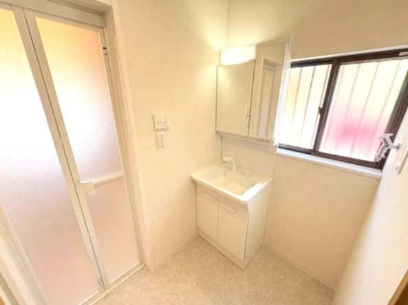 明石市大久保町大窪の洗面所|小窓があり湿気がたまりやすい洗面所の換気にも役立ちます♪