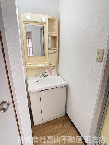 直方市大字知古のアパートの洗面所