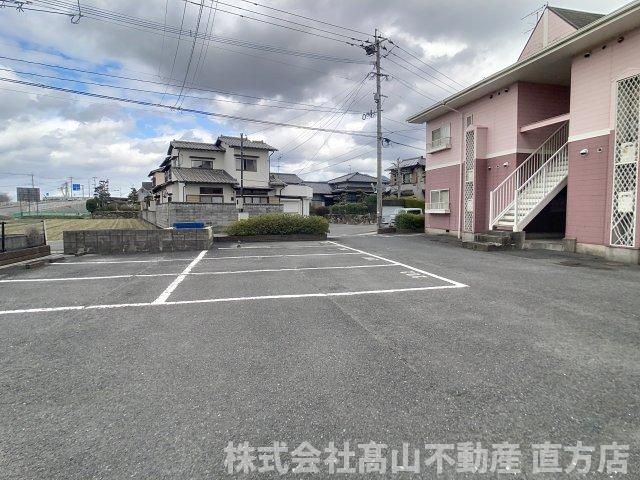 直方市大字知古のアパートの駐車場