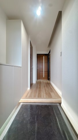 【玄関】 | アクロス博多セントラルパーク☆仲介手数料無料☆ | 足元を優しく照らす間接照明は、生活感に染まりやすい玄関感をオシャレに魅せます♪