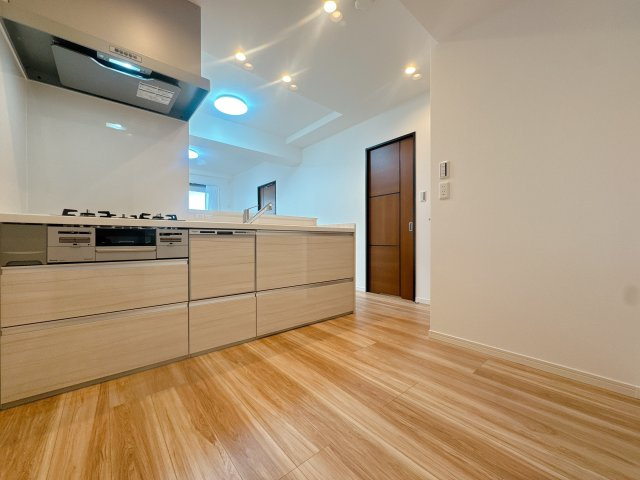 【キッチン】 | アクロス博多セントラルパーク☆仲介手数料無料☆ | 機能性とデザイン性を両立させた、リノベーション物件ならではの素敵なキッチン。立ってみるとそれがよく分かります♪